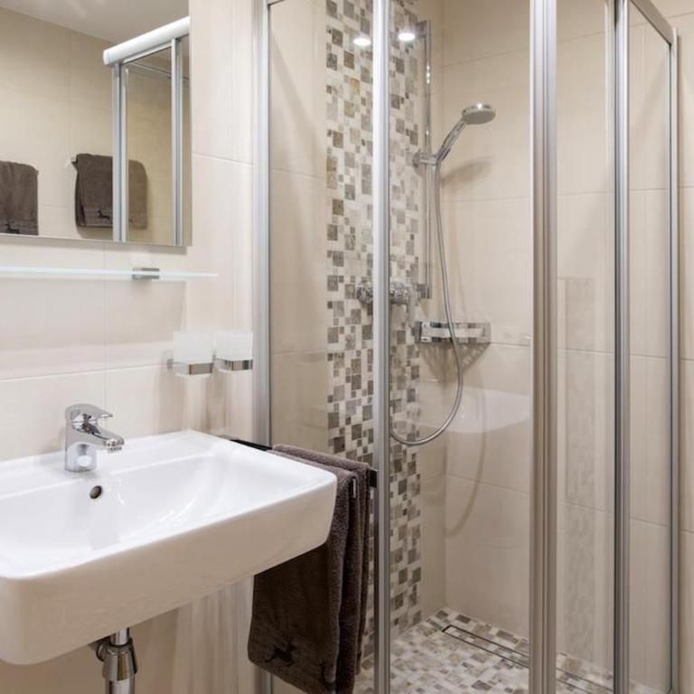 Landhaus Rudigier - Doppelzimmer mit Dusche - 13