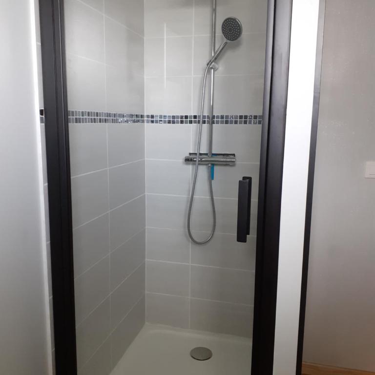Appartement T2 entièrement rénové dans résidence calme - Appartement 1 Chambre - 27
