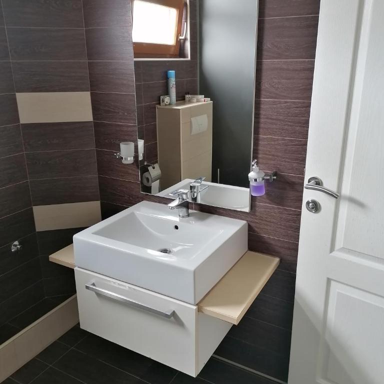 Rooms Delux Sarajevo - Dvokrevetna Soba sa Bračnim Krevetom i Balkonom (2 Odrasle Osobe + 1 Dete) - 44