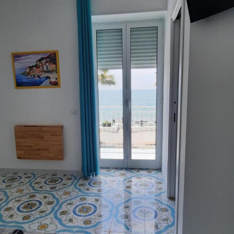 B & Beach - Camera Matrimoniale Deluxe con Balcone e Vista Mare - 12