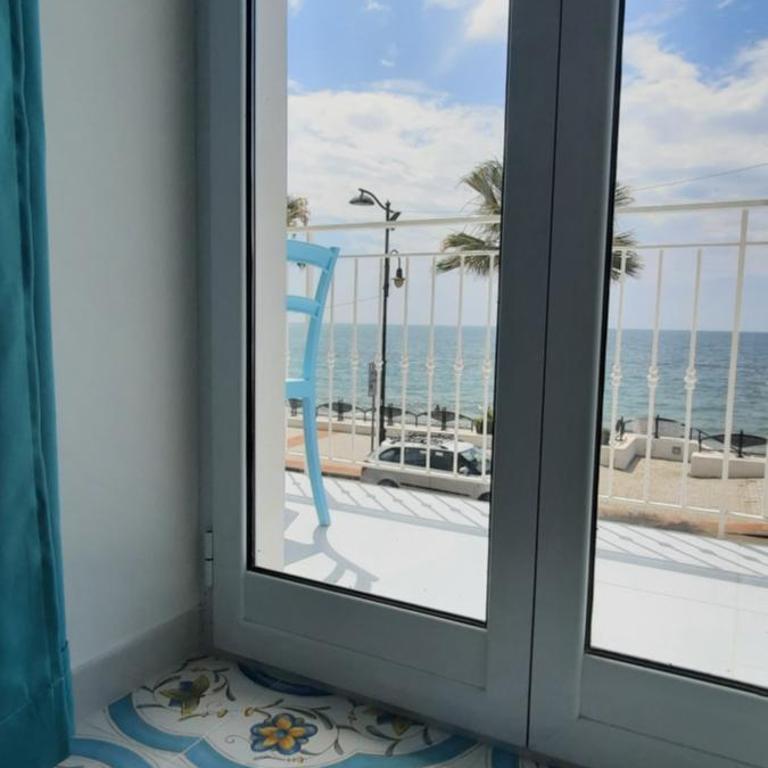 B & Beach - Camera Matrimoniale Deluxe con Balcone e Vista Mare - 8