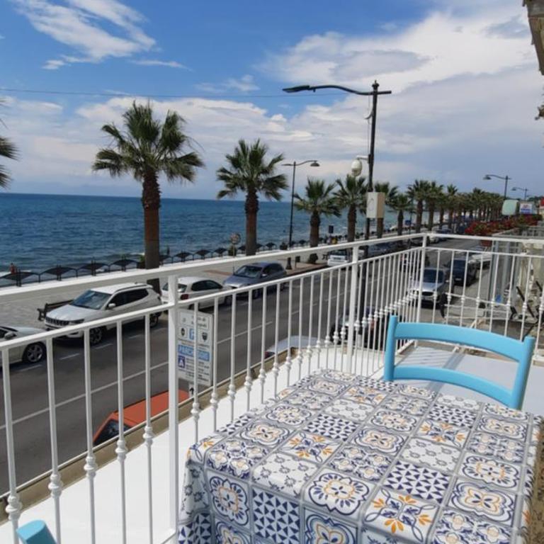 B & Beach - Camera Matrimoniale Deluxe con Balcone e Vista Mare - 6