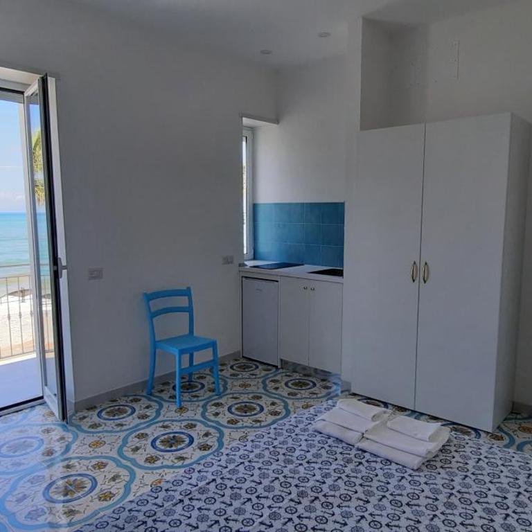 B & Beach - Camera Tripla Superior con Vista Mare - 3