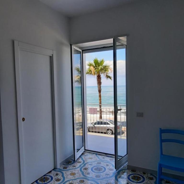 B & Beach - Camera Tripla Superior con Vista Mare - 10