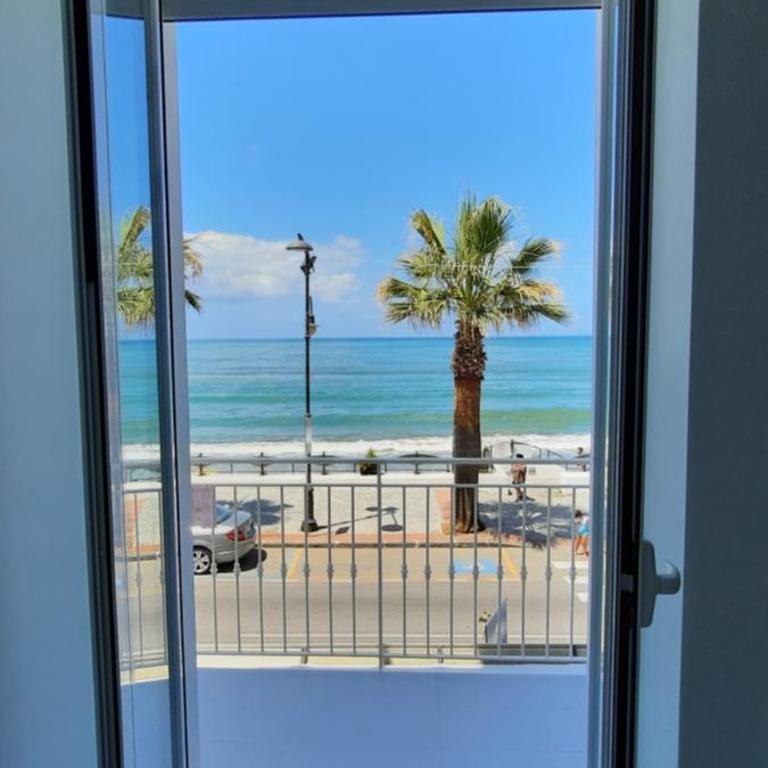 B & Beach - Camera Tripla Superior con Vista Mare - 11