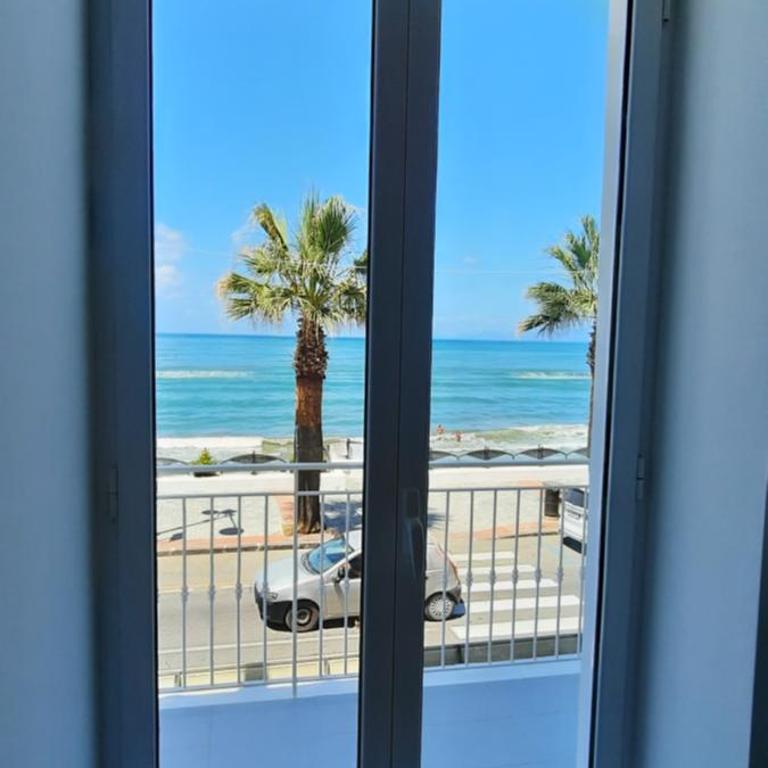 B & Beach - Camera Tripla Superior con Vista Mare - 12