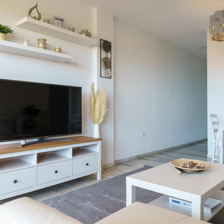 Chic Beachfront Flat with Amazing Sea Views and Private Indoor Parking - Apartment with Sea View - 6