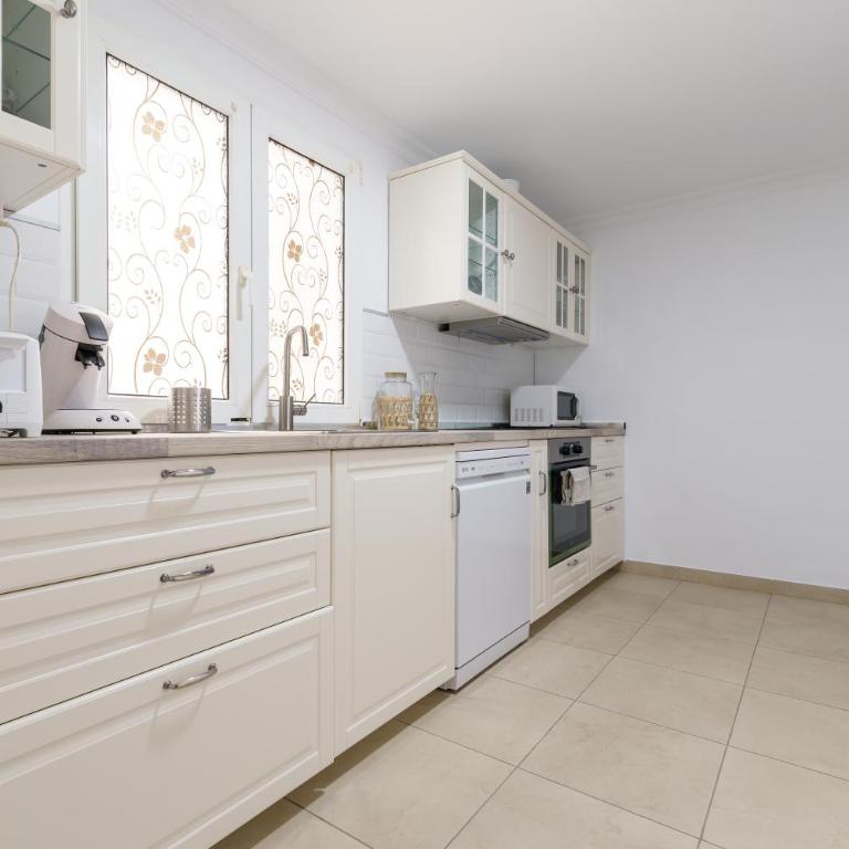 Chic Beachfront Flat with Amazing Sea Views and Private Indoor Parking - Apartment with Sea View - 21