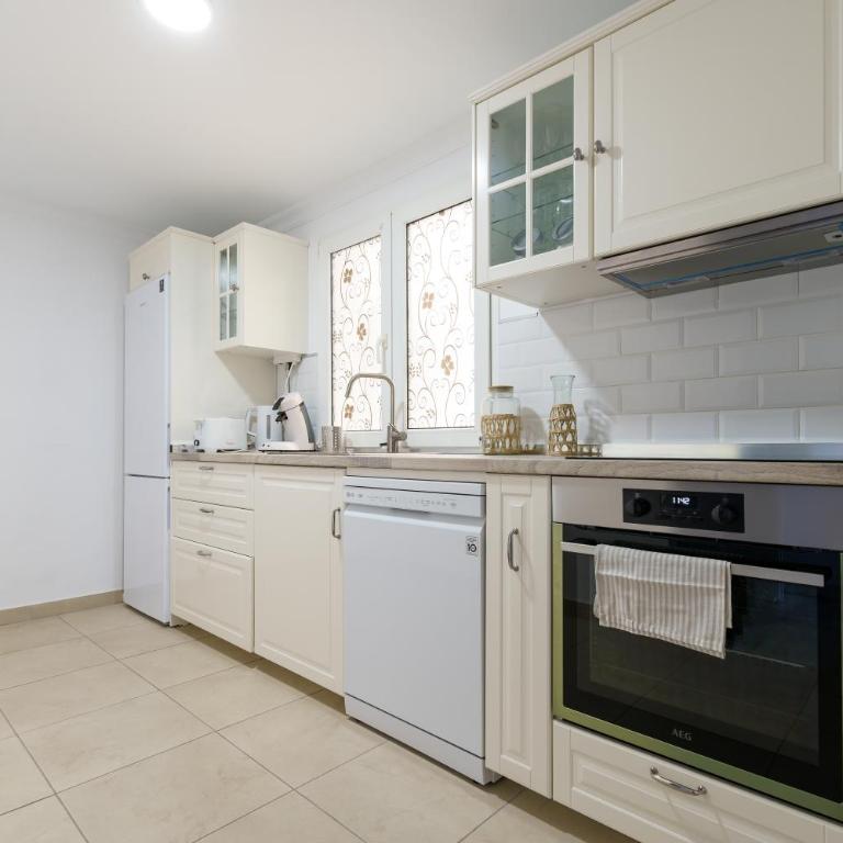 Chic Beachfront Flat with Amazing Sea Views and Private Indoor Parking - Apartment with Sea View - 22
