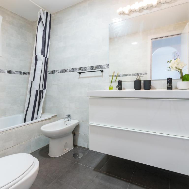 Chic Beachfront Flat with Amazing Sea Views and Private Indoor Parking - Apartment with Sea View - 27