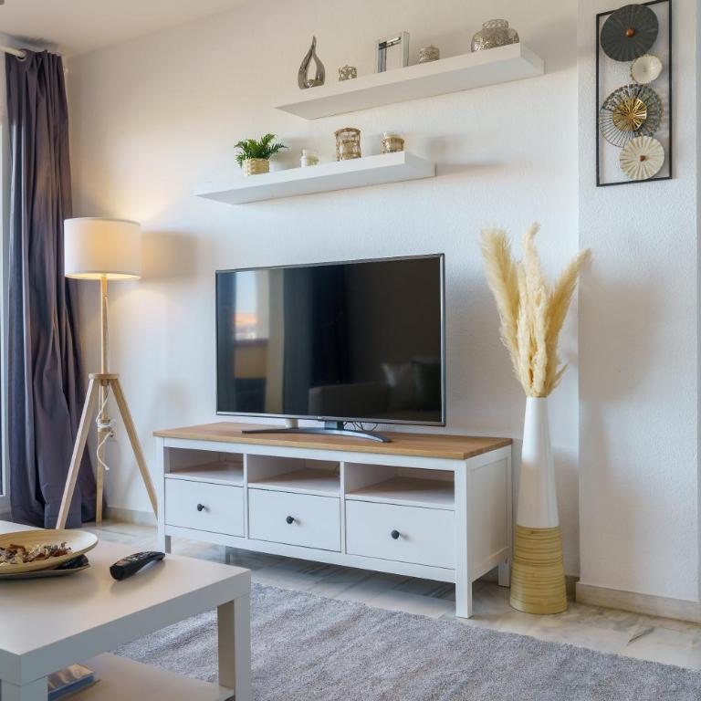 Chic Beachfront Flat with Amazing Sea Views and Private Indoor Parking - Apartment with Sea View - 5
