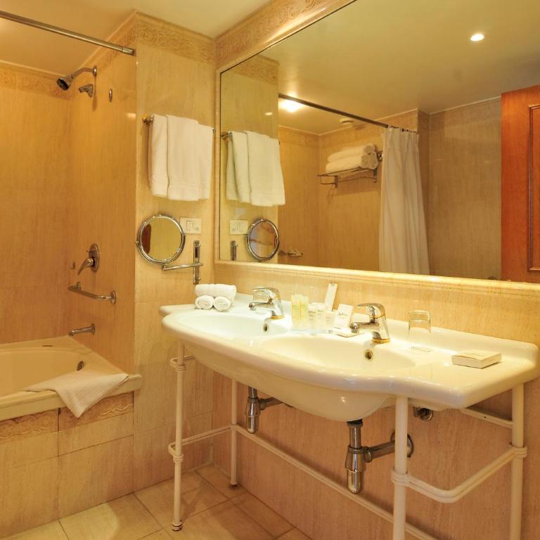 Radisson Hotel Colonia del Sacramento - Deluxe Suite with Spa Bath - 4