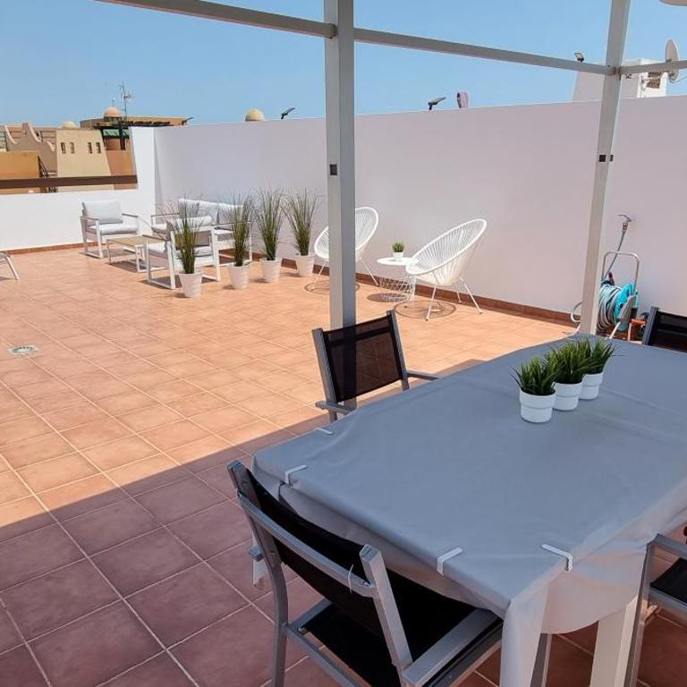 Apartamentos Paraíso Vera Playa, Ático Alborada con solárium grande privado, a pie de playa, WIFI - Apartamento de 2 dormitorios - 10