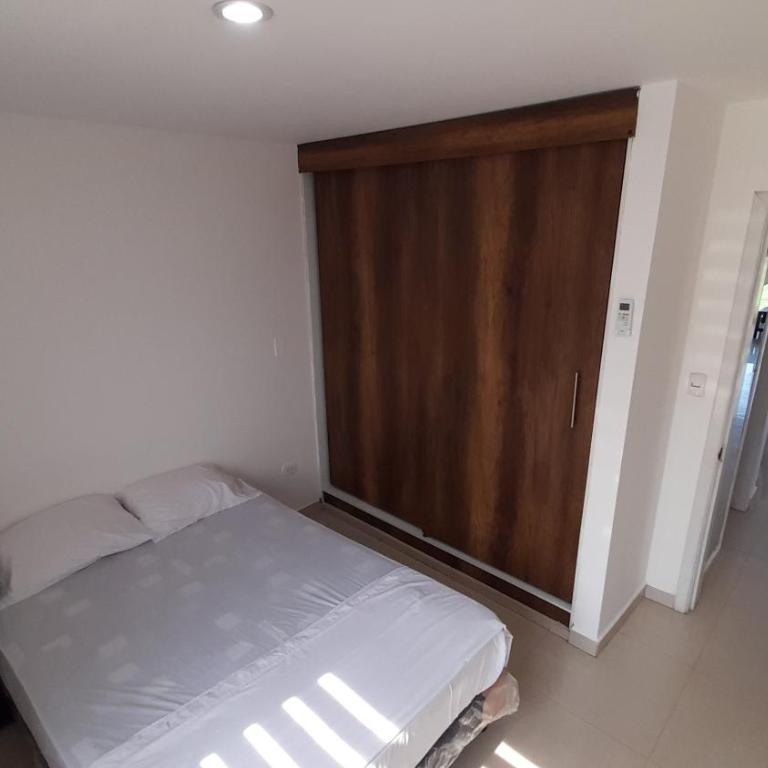Espectacular departamento de tres habitaciones en Edificación Amaralto - Three-Bedroom Apartment - 30