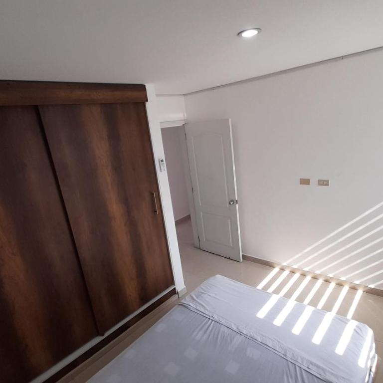 Espectacular departamento de tres habitaciones en Edificación Amaralto - Three-Bedroom Apartment - 29