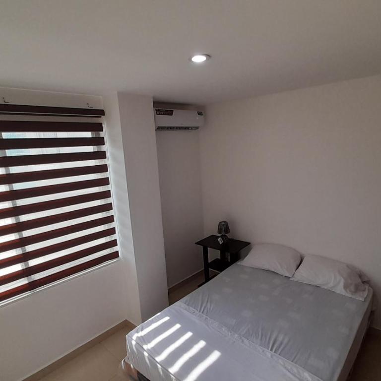 Espectacular departamento de tres habitaciones en Edificación Amaralto - Three-Bedroom Apartment - 28