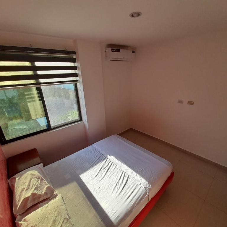Espectacular departamento de tres habitaciones en Edificación Amaralto - Three-Bedroom Apartment - 21