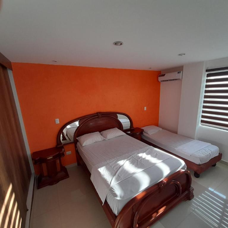 Espectacular departamento de tres habitaciones en Edificación Amaralto - Three-Bedroom Apartment - 14