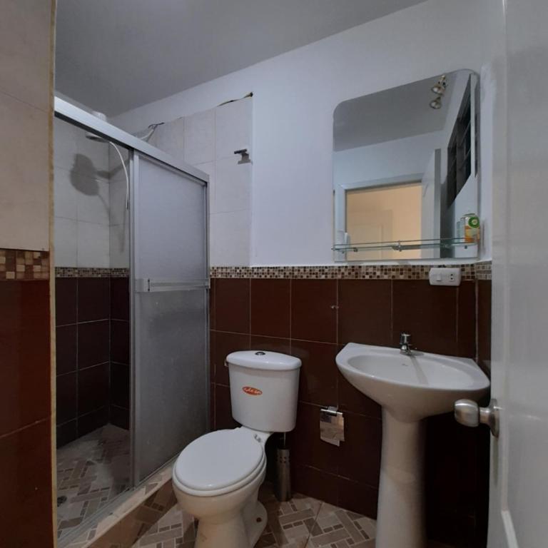 Espectacular departamento de tres habitaciones en Edificación Amaralto - Three-Bedroom Apartment - 17