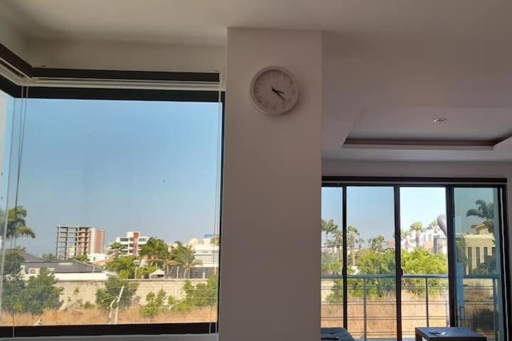 Espectacular departamento de tres habitaciones en Edificación Amaralto - Three-Bedroom Apartment - 31