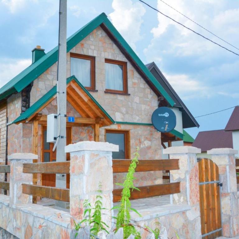 Guesthouse MG - Three-Bedroom House - 3