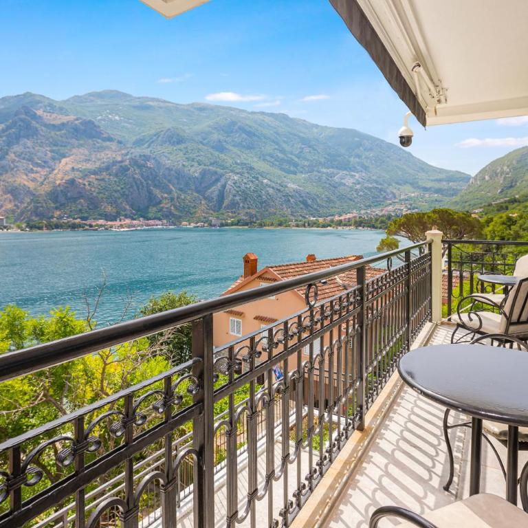 Dekaderon Lux Apartments - Two-Bedroom Apartment - 10