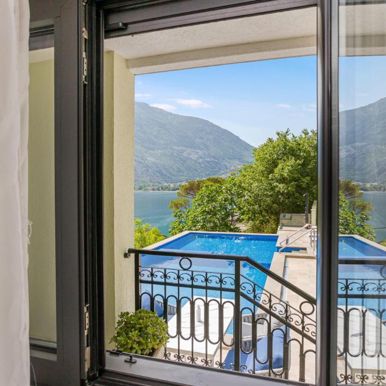 Dekaderon Lux Apartments - Two-Bedroom Apartment - 12