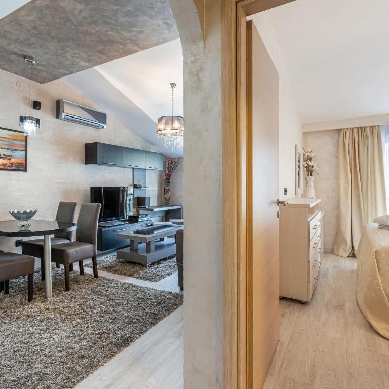 Dekaderon Lux Apartments - One-Bedroom Apartment with Balcony and Sea View - 1