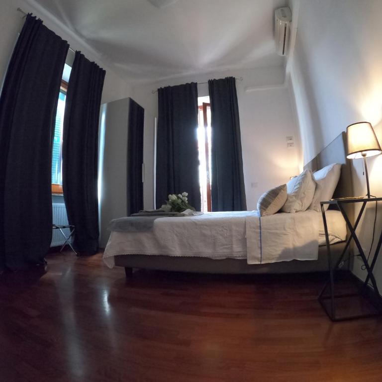 EMI's Guest House - Double or Twin Room with External Private Bathroom and City View - 13