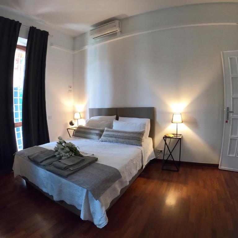 EMI's Guest House - Double or Twin Room with External Private Bathroom and City View - 11