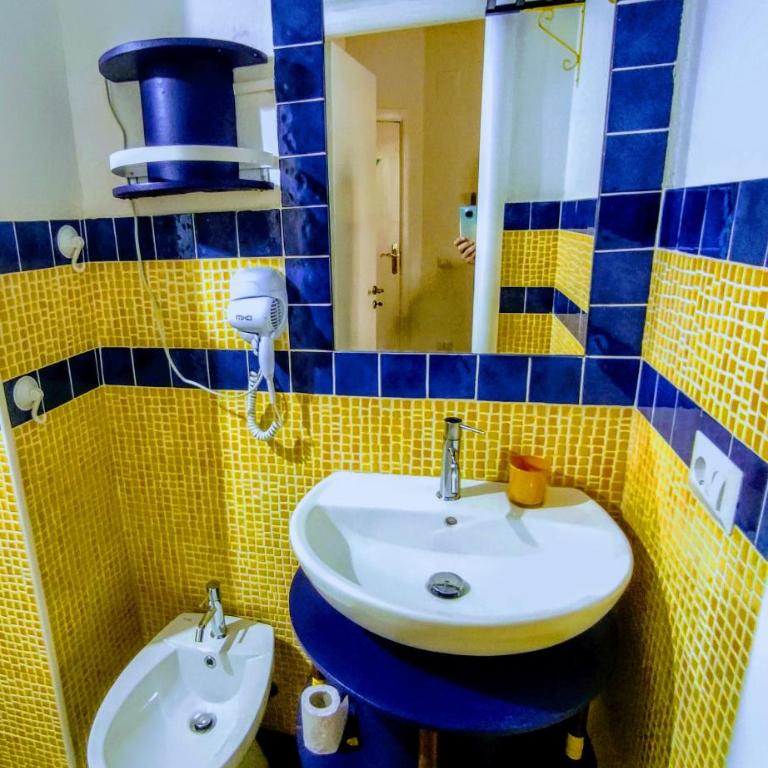 Napoli naif - Camera Matrimoniale/Doppia con Letti Singoli con Bagno Privato - 7