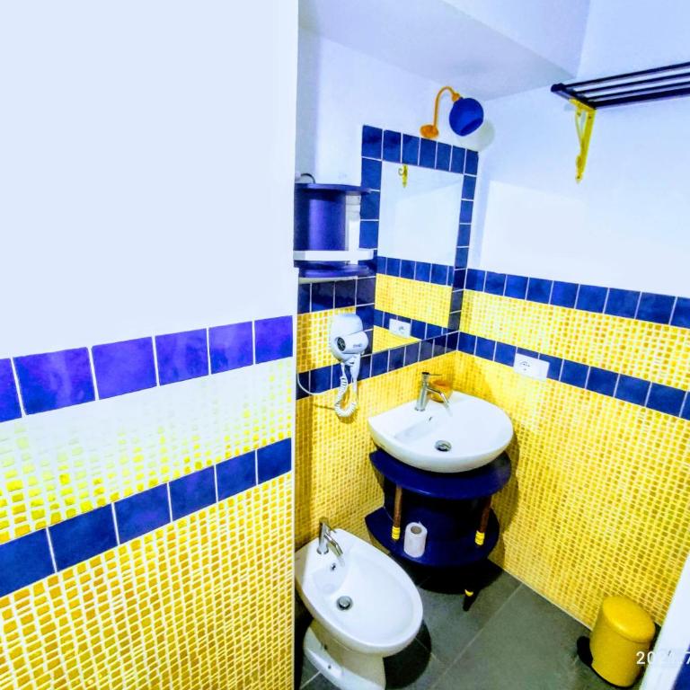 Napoli naif - Camera Matrimoniale/Doppia con Letti Singoli con Bagno Privato - 6