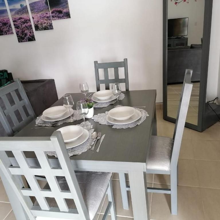 Corte de Los Angeles - Two-Bedroom Apartment - 11