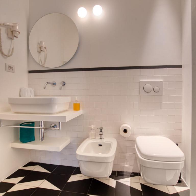 GuestHost - Dimora Claudia Luxury Rooms - King Room with Balcony - 9