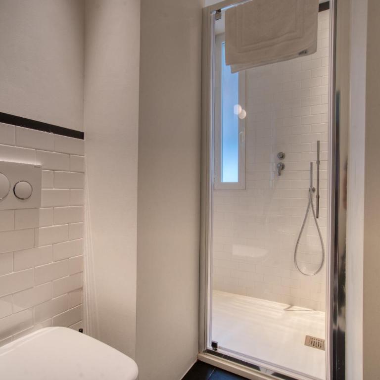 GuestHost - Dimora Claudia Luxury Rooms - King Room with Balcony - 5