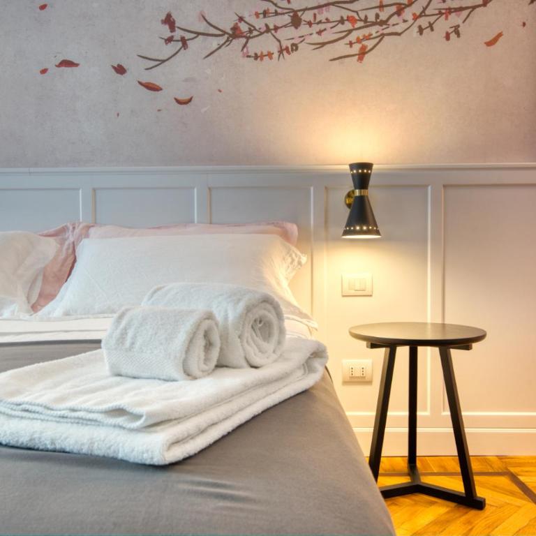 GuestHost - Dimora Claudia Luxury Rooms - Deluxe Double Room with Balcony - 10
