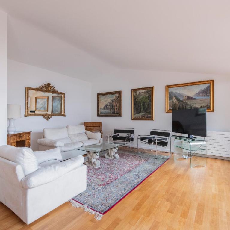 Hotel Centrale - Appartamento con Terrazza e Vista Lago - 11