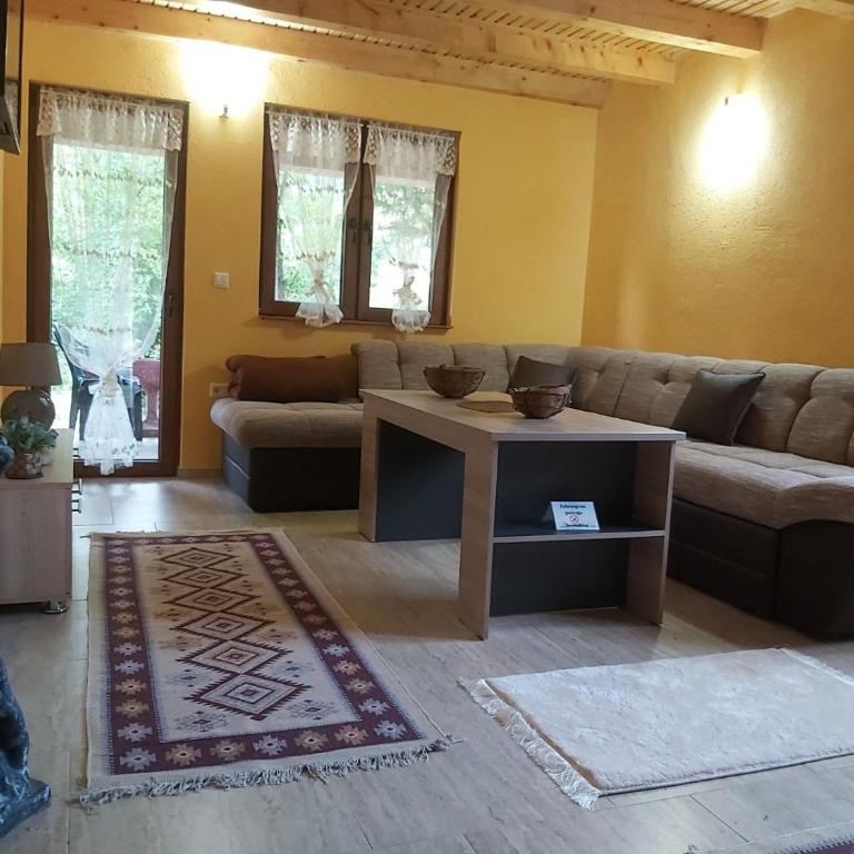 Vikendica, Bazen, Šedrvan, Rafting na Uni, Quad - Four-Bedroom House - 85