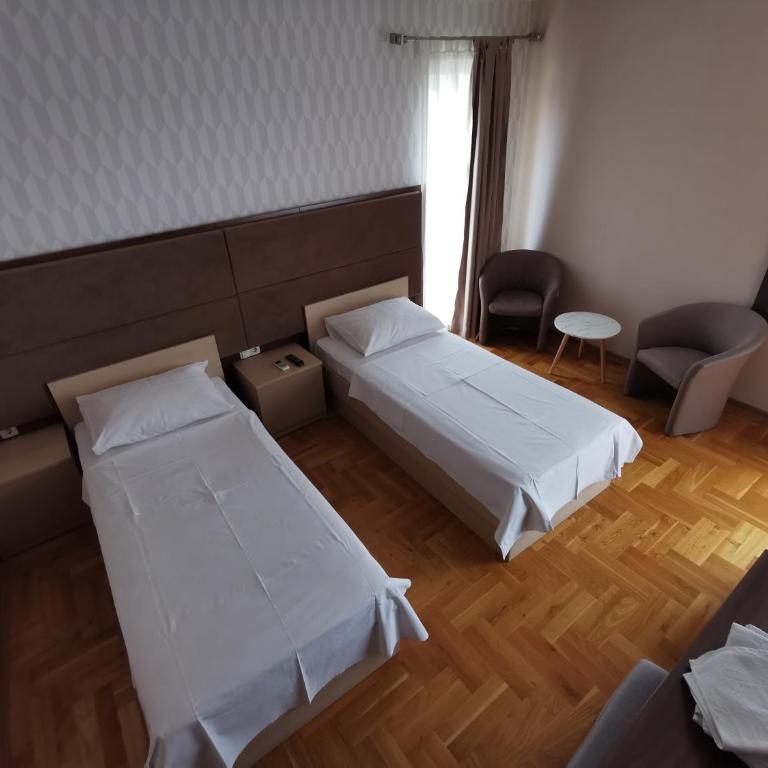 Villa Salvia - Family Room with Balcony - 8