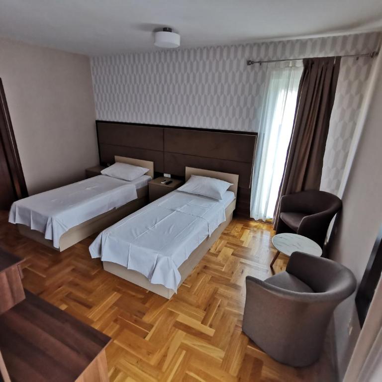 Villa Salvia - Family Room with Balcony - 5