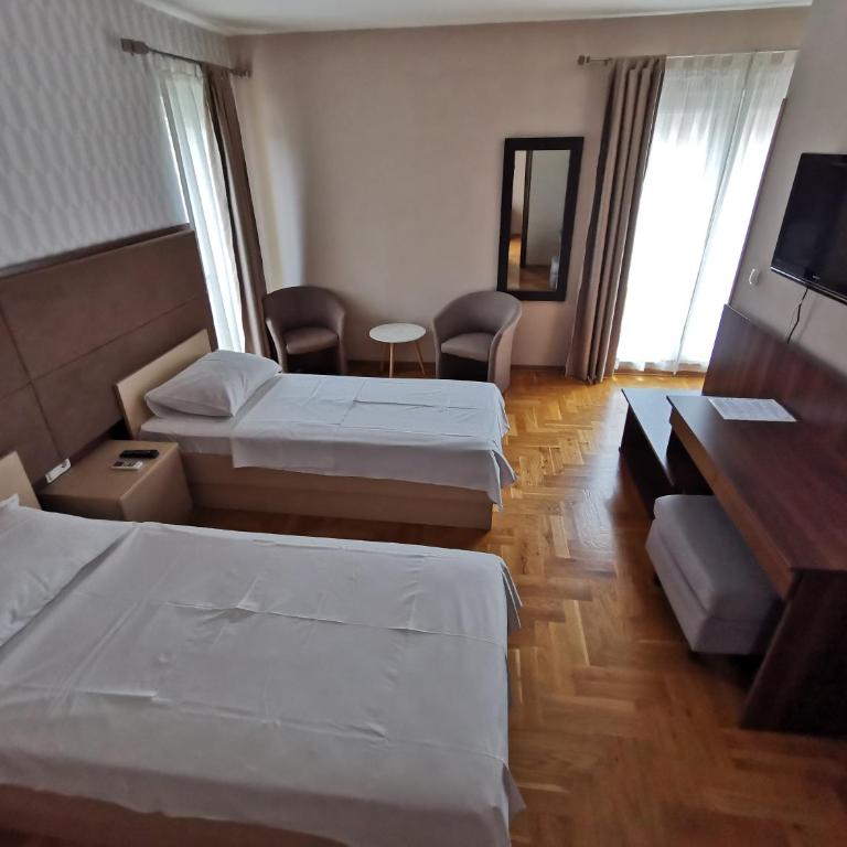 Villa Salvia - Family Room with Balcony - 4