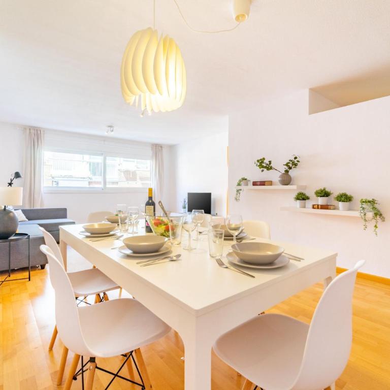 MyFlats Luxury Navas - Three-Bedroom Apartment - 2