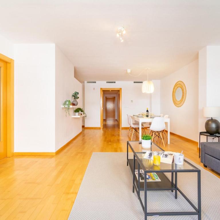 MyFlats Luxury Navas - Three-Bedroom Apartment - 3