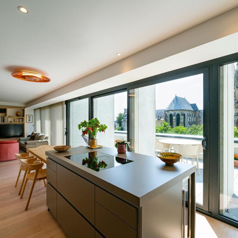 Les Suites 7 Anges - Vue Cathédrale, Parking & Centre Historique Reims - Two-Bedroom Suite KNOEBEL with Terrace - 1