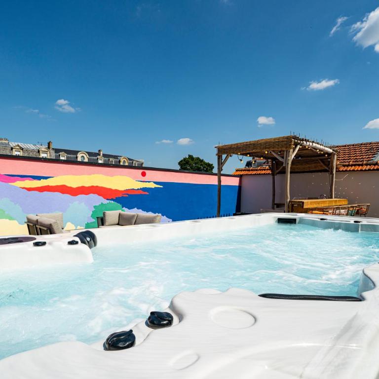 Les Suites 7 Anges - Vue Cathédrale, Parking & Centre Historique Reims - Three-Bedroom Suite CHAGALL with Terrace & Jacuzzi - 2