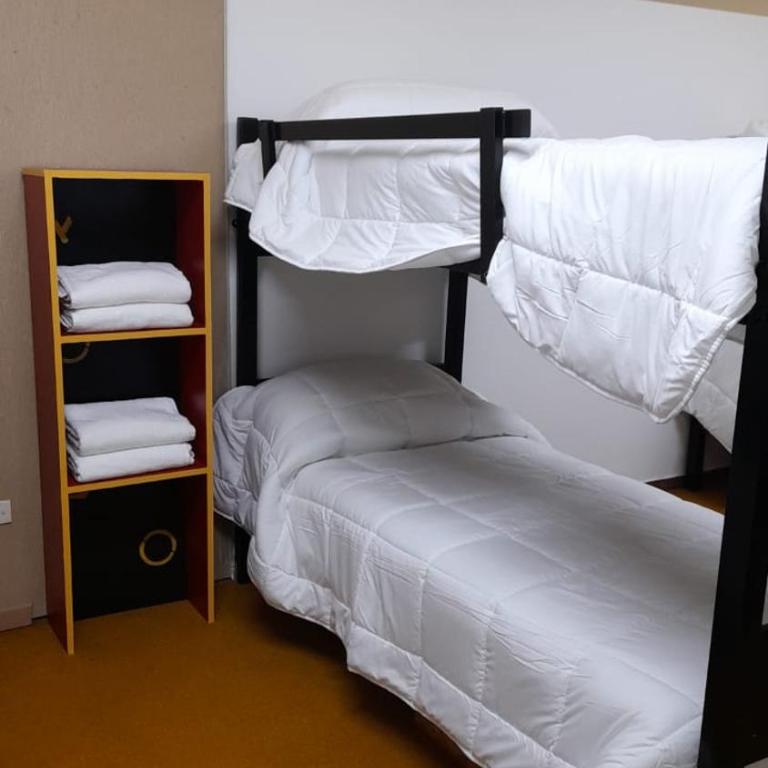 Bed & Bike Hostel - Cama individual en dormitorio compartido de 10 camas - 1