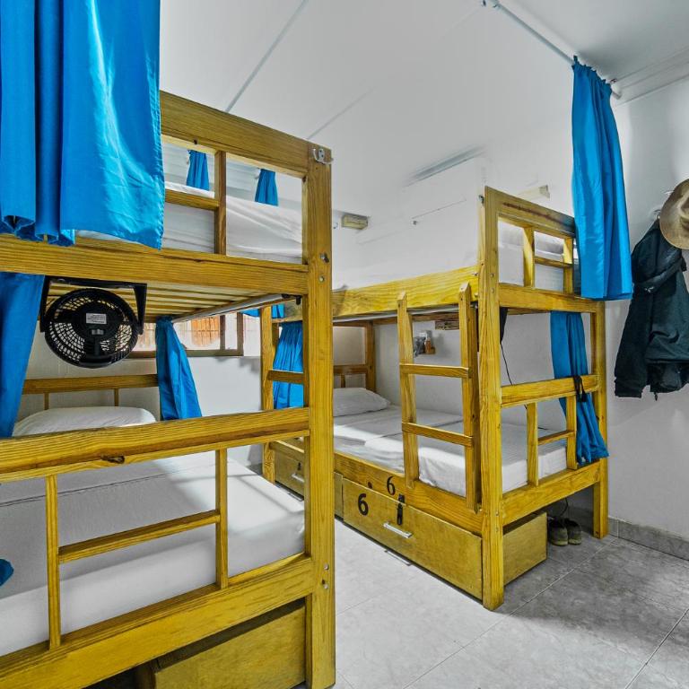 Hostal Palo Alto - Cama individual en dormitorio mixto - 1