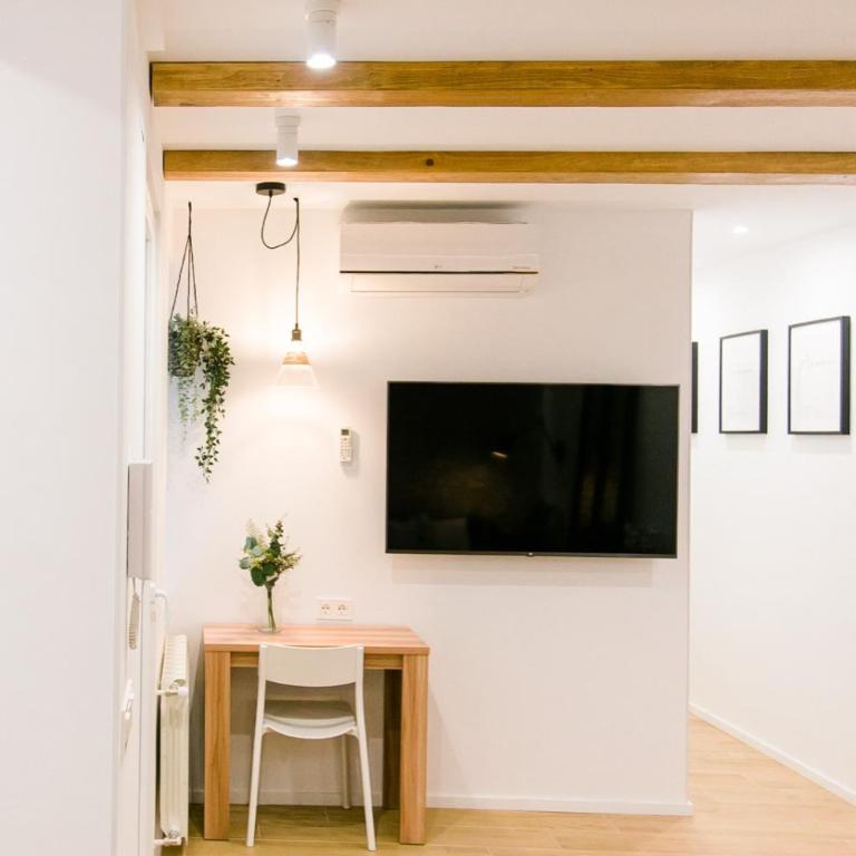 Estupendo Piso de 2 dormitorios en la Gran Vía. A/A. Wifi. - Two-Bedroom Apartment - 9