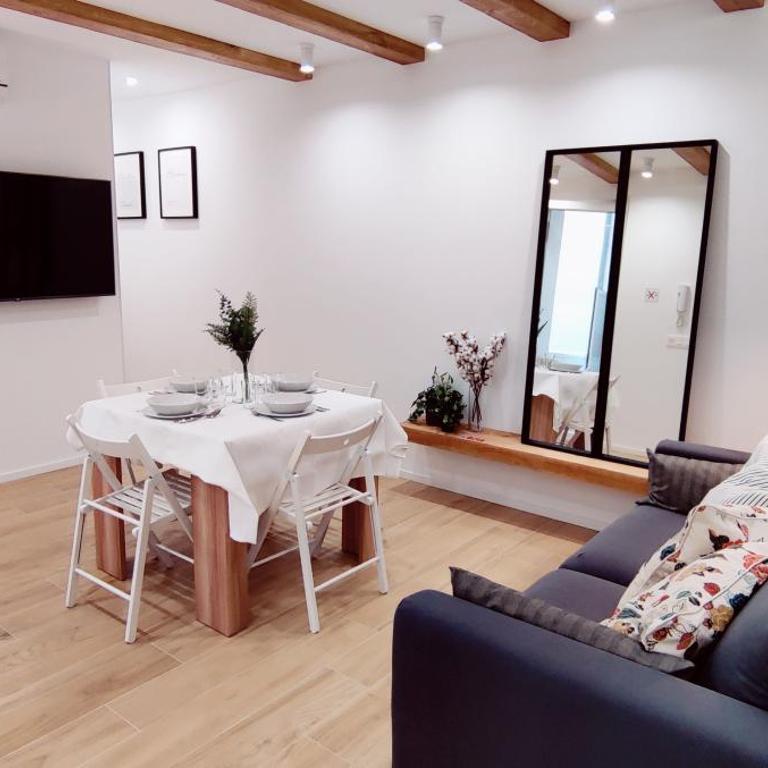 Estupendo Piso de 2 dormitorios en la Gran Vía. A/A. Wifi. - Two-Bedroom Apartment - 11