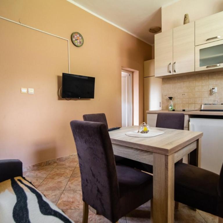 Petrovic apartmani - Deluks Dvokrevetna Soba sa Bračnim Krevetom/Zasebnim Krevetima - 6